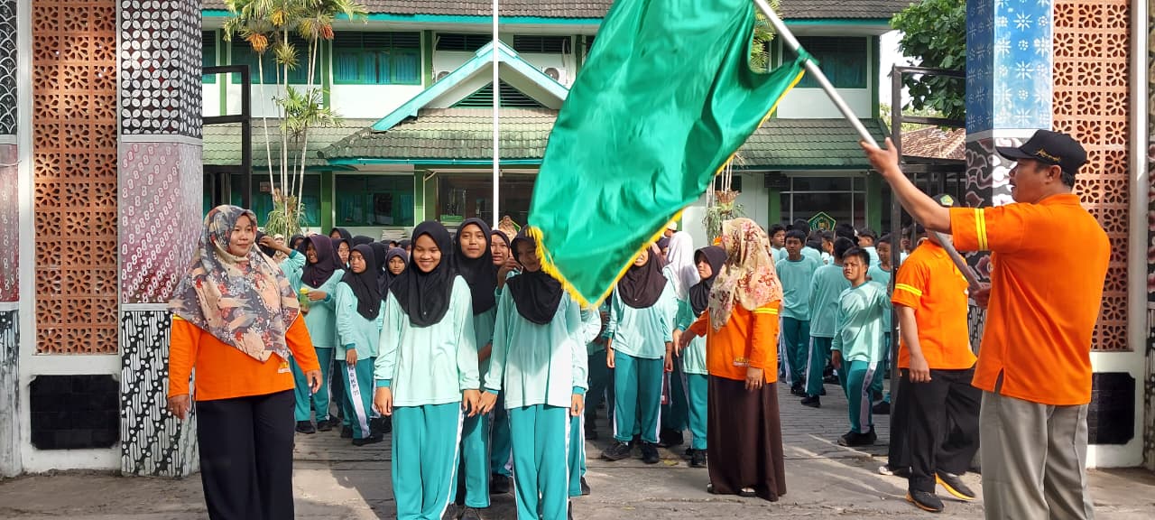 Jaga Kebugaran Lewat Jalan Sehat, Cara MTsN 6 Kulon Progo Rayakan Haornas 2025